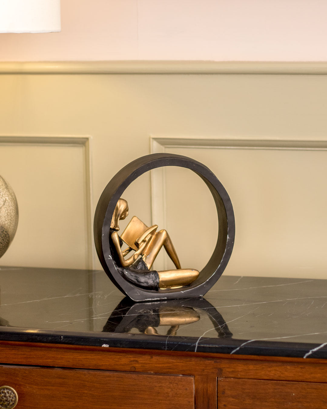 ReadingGrace - Utsmyckad staty av en flicka som läser en bok, för ett modernt rum Carvallo