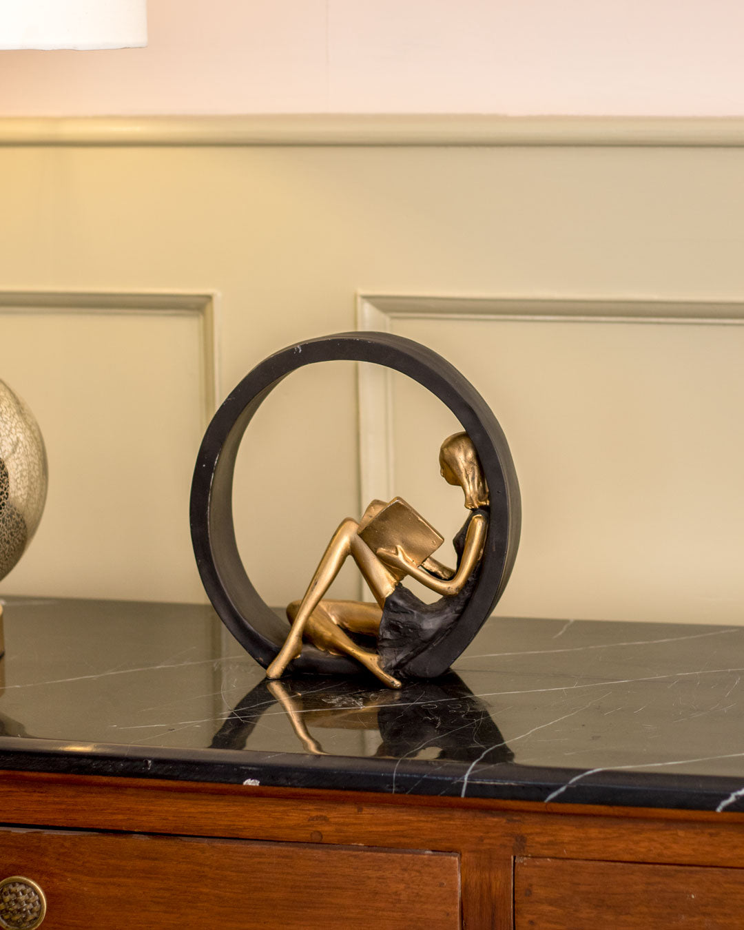 ReadingGrace - Utsmyckad staty av en flicka som läser en bok, för ett modernt rum Carvallo