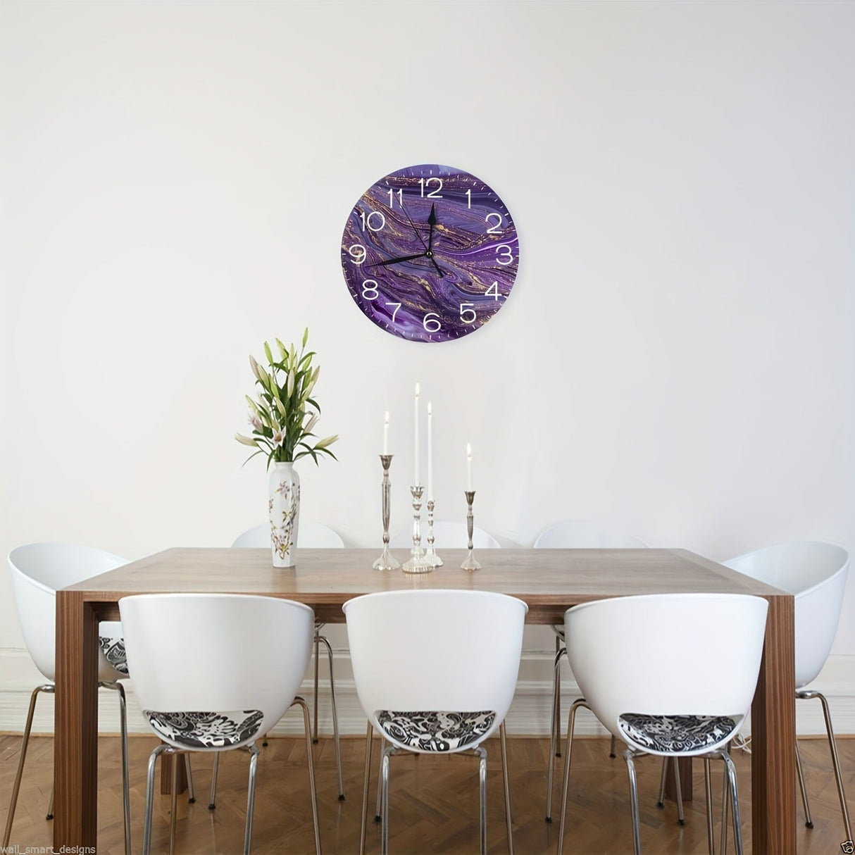 VioletGlow - Modern Lila Väckarklocka med Guld Accenter, Abstrakt Design Carvallo