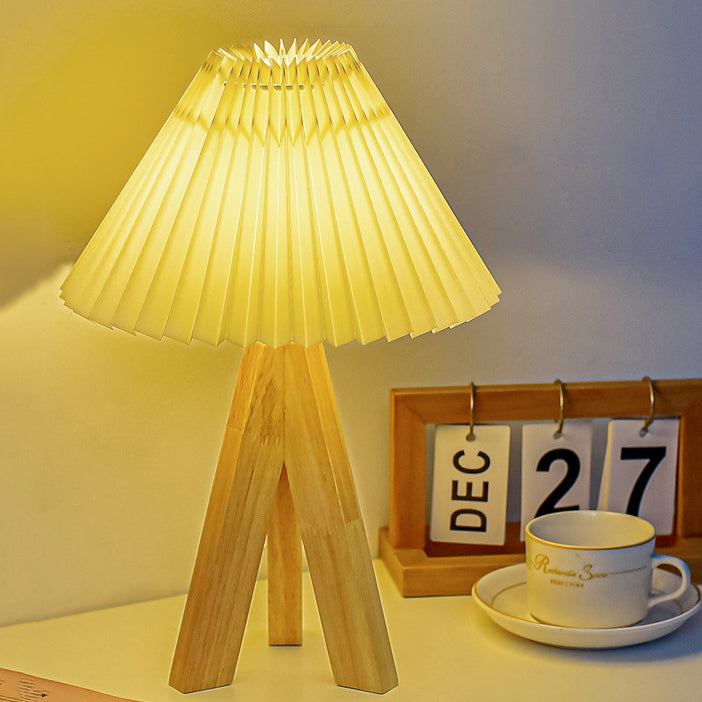 Boho LED-bordslampa – rund konisk skärm med stativfot i massivt trä MILA Sverige