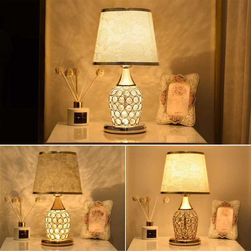 Elegant bordslampa i kristalltyg - europeisk design med mönstrad tygskärm MILA Sverige