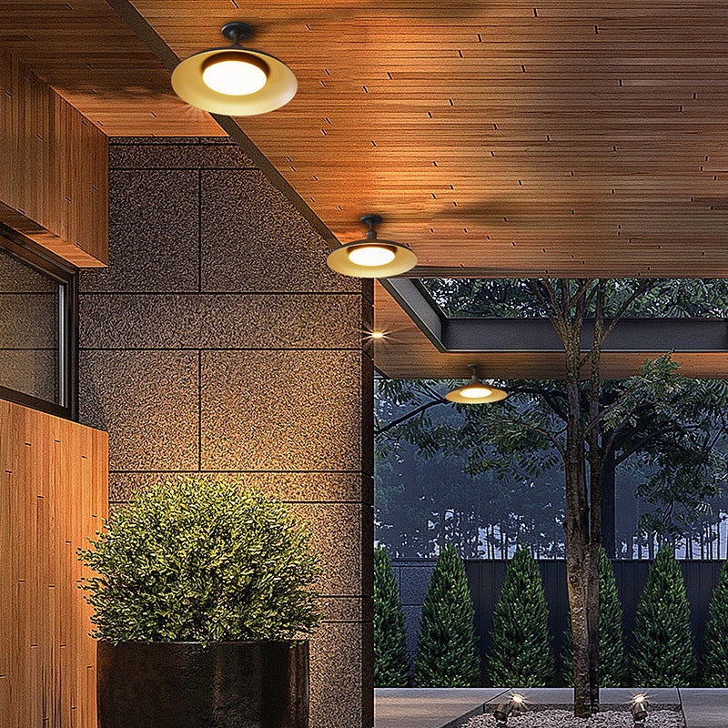 Rund, halvspolad taklampa i stål MILA Sverige