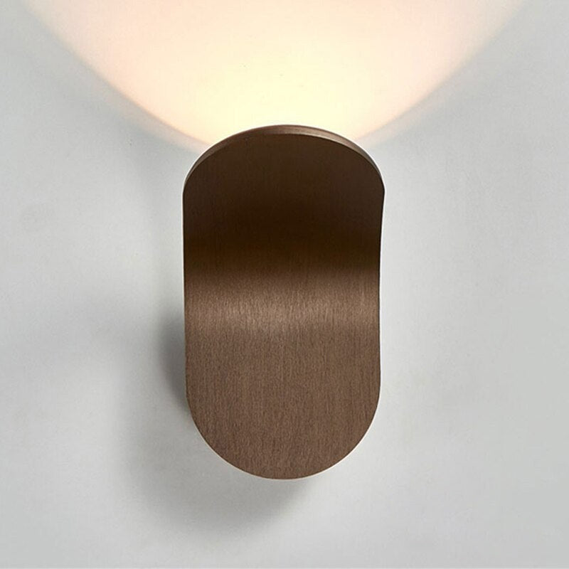 Utsökt nordisk konst vägglampa | Metall | 3.9″ × 6.7″ | Brick by Brick Carvallo