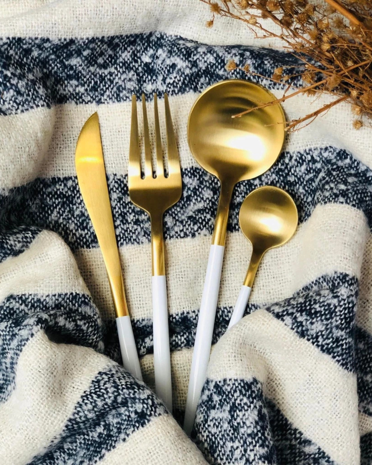 Carvallo Lumine – Lyxigt Bestickset med Guldaccenter och Matt Svarta Handtag Carvallo