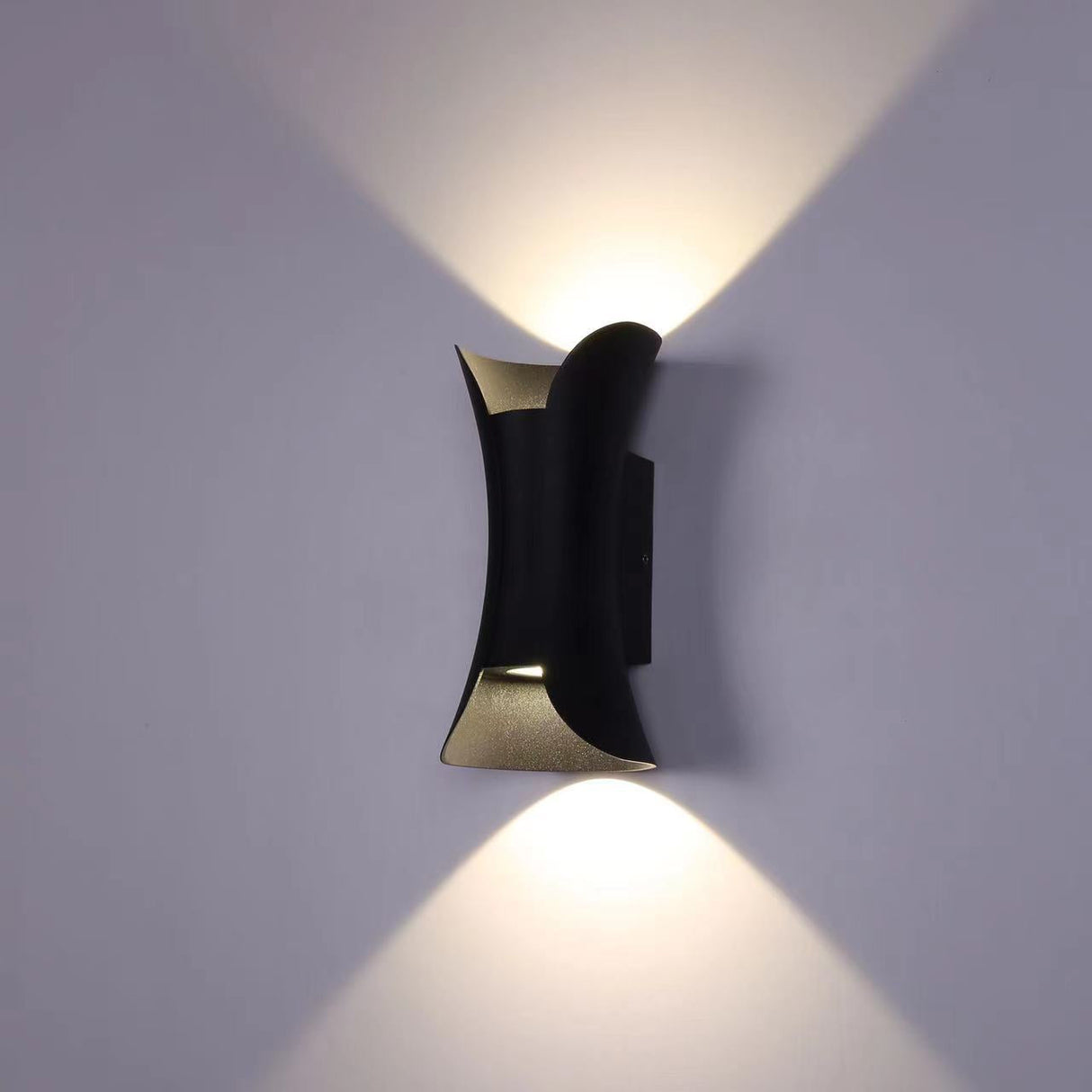 Vattentät LED Vägglampa | 7.9–11.8 x 3.9–4.7 tum | Aluminium & Glas | IP65 Klassad Modern Utomhusbelysning | Brick by Brick Carvallo
