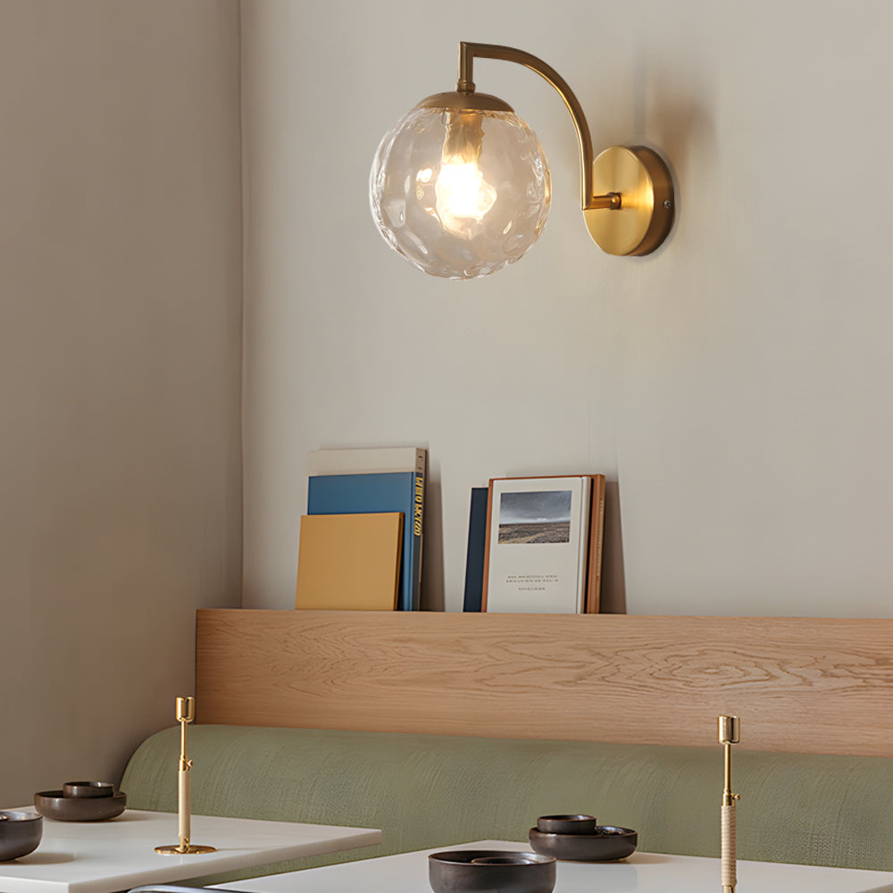 1-ljuskälla böjd arm vägglampa med bollformad ribbad glaslöpa Carvallo