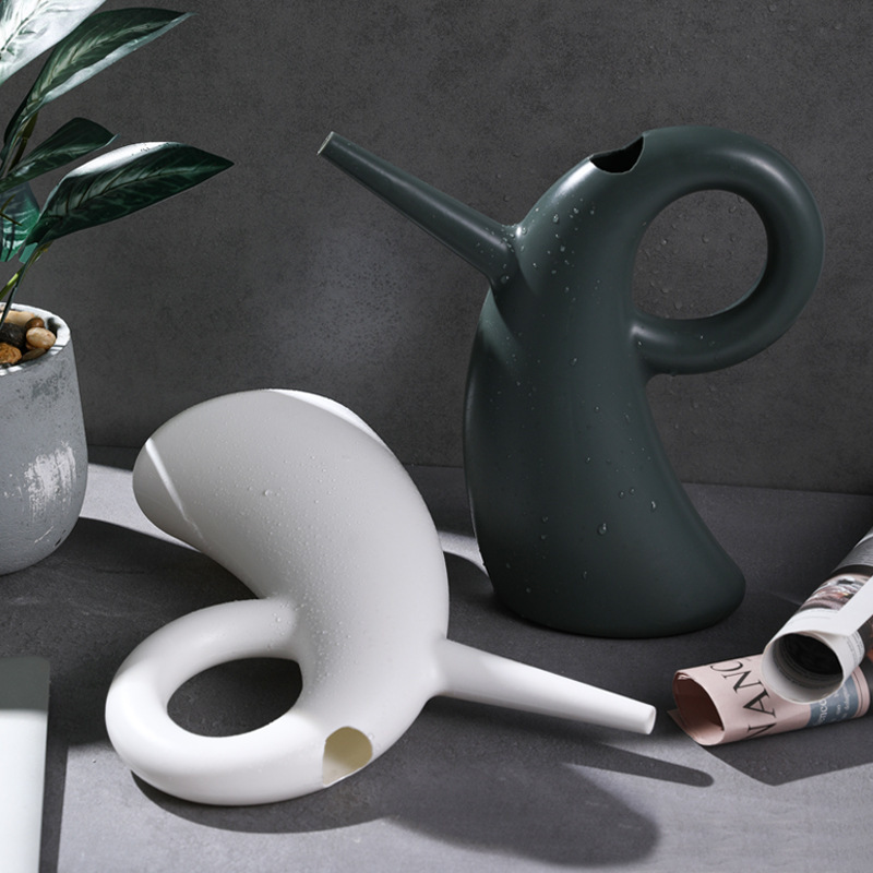 Vattendosa med förlängd kran – Elegant design för exakt vattning Carvallo