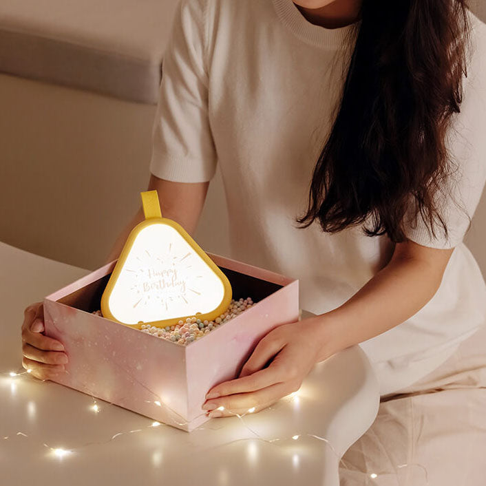 Geometric Glow LED Nattljus – Triangulär 7-färgs omgivande lampa MILA Sverige
