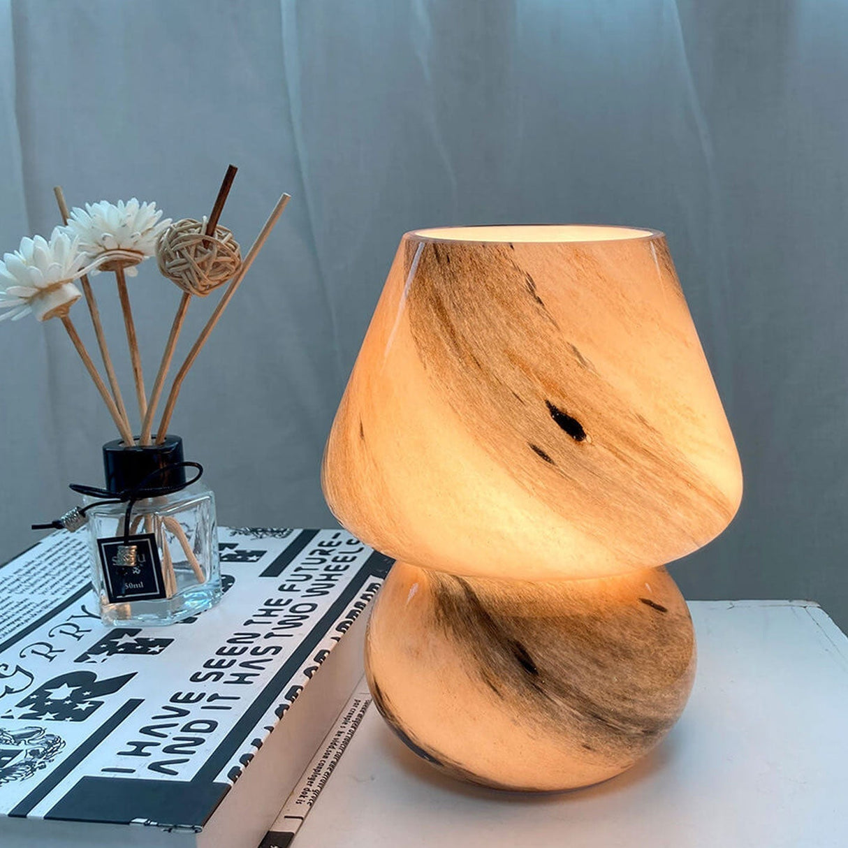 CosmoGlow Handgjord glasbordslampa – Planetinspirerad elegans MILA Sverige