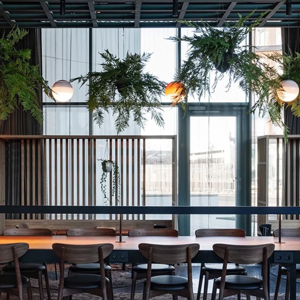 Hängande lampa med färgglad glaskula design Carvallo