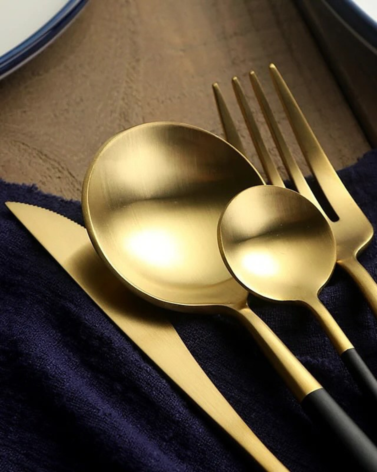 Carvallo Lumine – Lyxigt Bestickset med Guldaccenter och Matt Svarta Handtag Carvallo