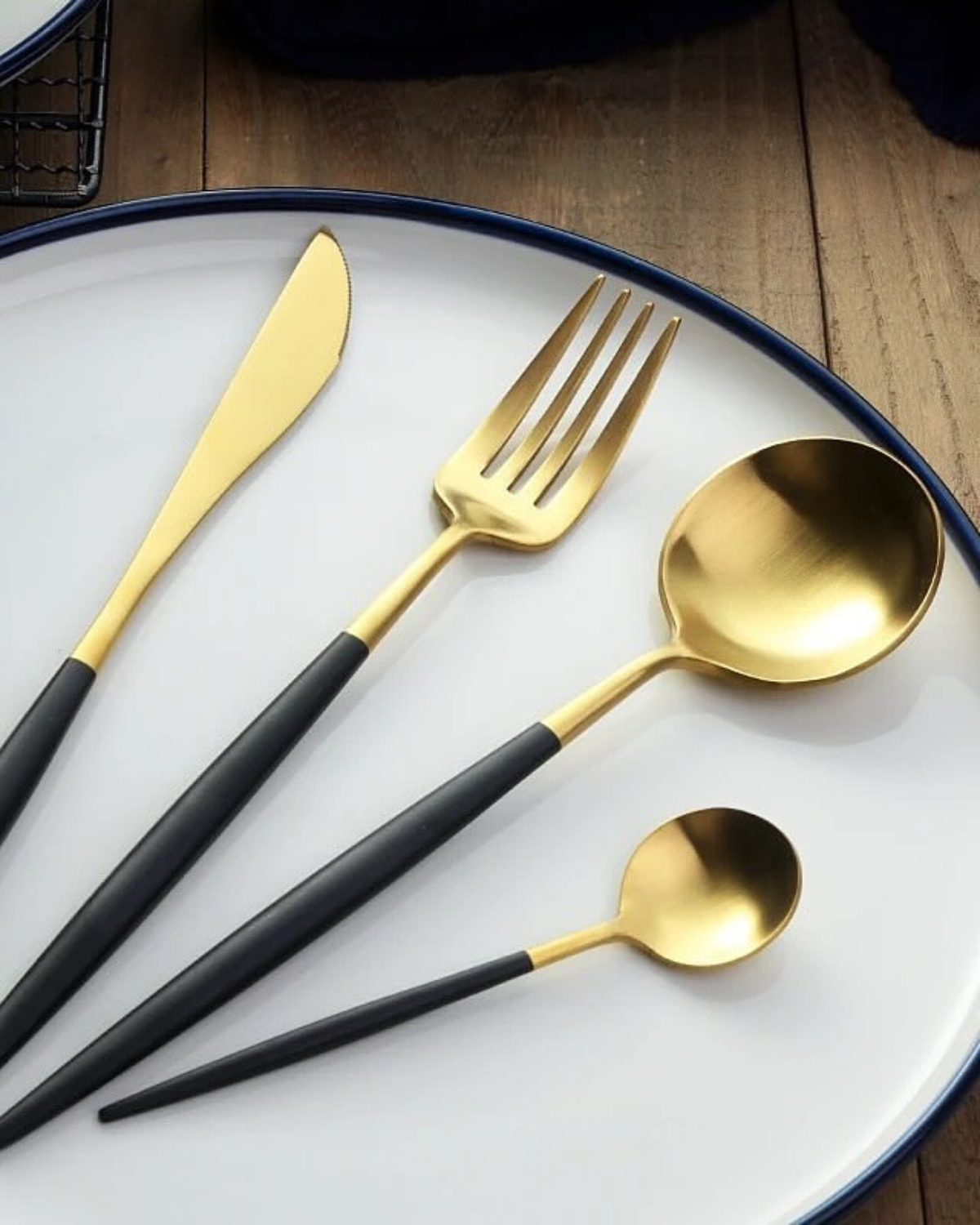 Carvallo Lumine – Lyxigt Bestickset med Guldaccenter och Matt Svarta Handtag Carvallo