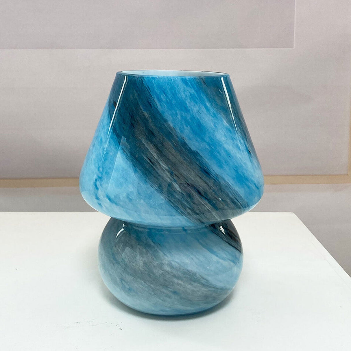 CosmoGlow Handgjord glasbordslampa – Planetinspirerad elegans MILA Sverige