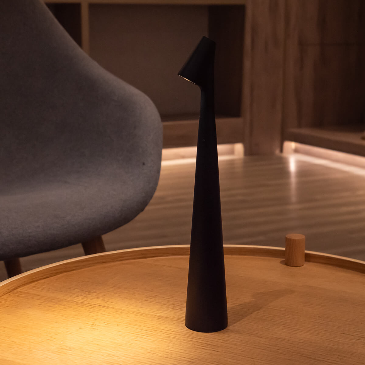 GlowContour – Stilren skrivbordslampa med skulpterad design Carvallo