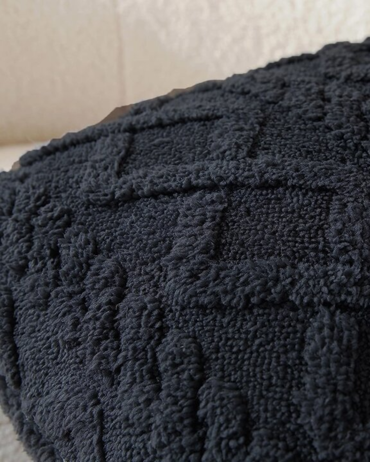 Carvallo – Lyxig Reliefkudde med subtil geometrisk design för en stilren interiör Carvallo