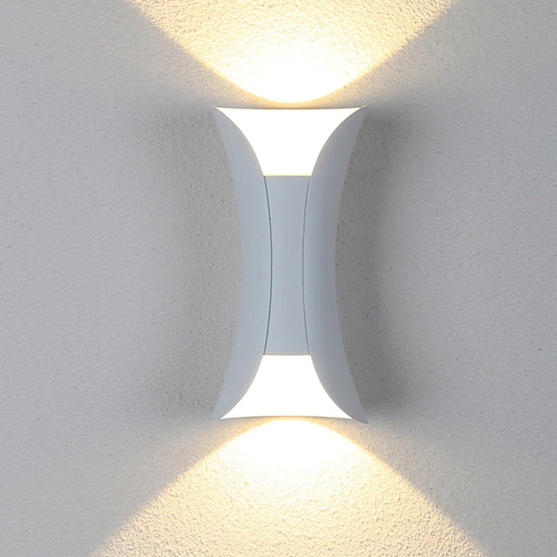 Regn eller solsken, denna IP65 vattentäta LED-vägglampa levererar stil och prestanda Carvallo