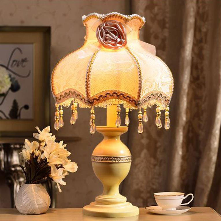 Vintage French Country Bordslampa – Resin Base med Rose Tofs Accent MILA Sverige