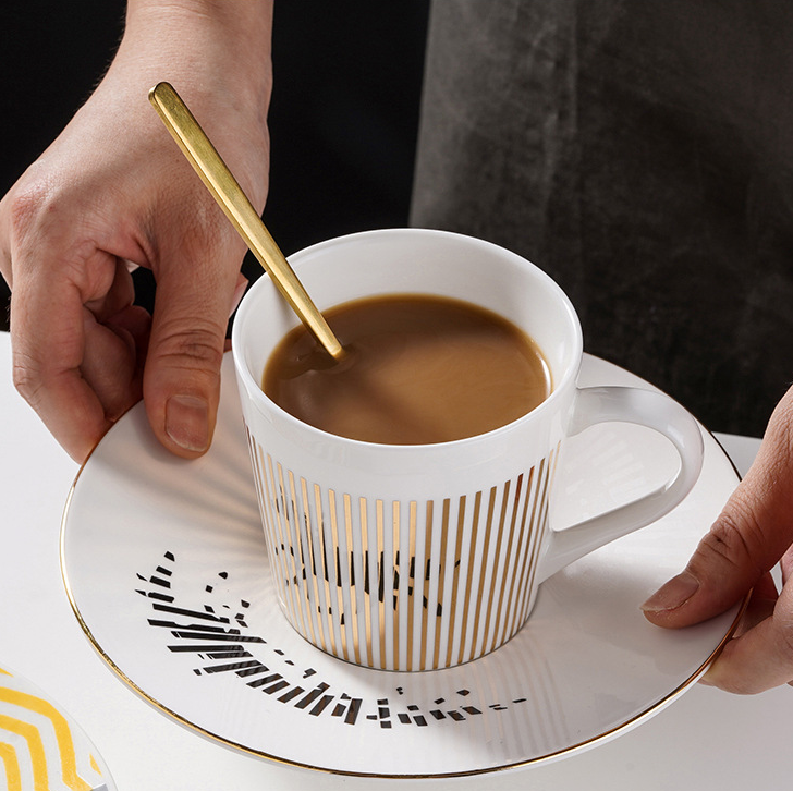Carvallo - rörlig spegelreflektion av kreativa kaffekoppar Carvallo