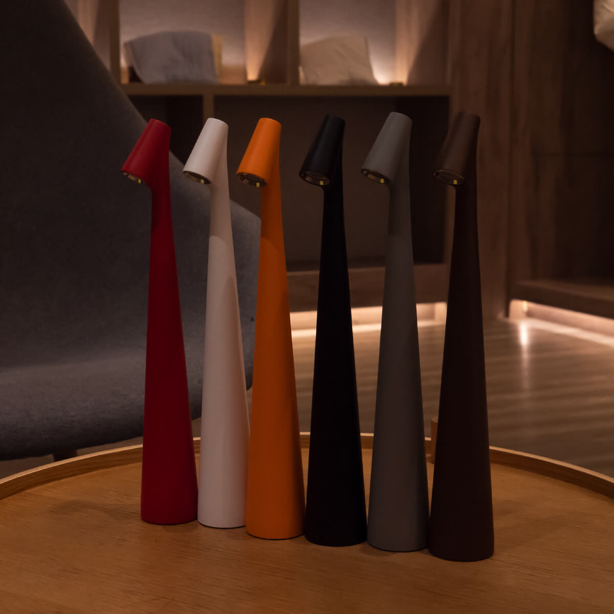 GlowContour – Stilren skrivbordslampa med skulpterad design Carvallo