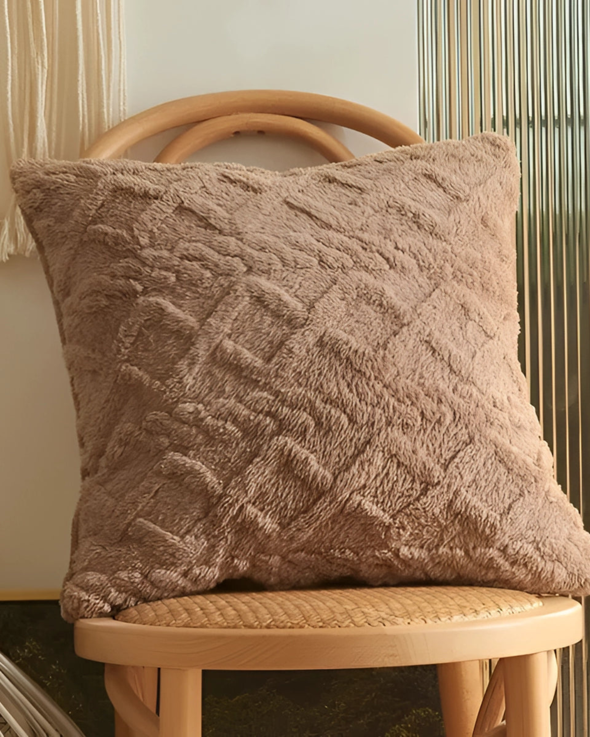 Carvallo – Lyxig Reliefkudde med subtil geometrisk design för en stilren interiör Carvallo