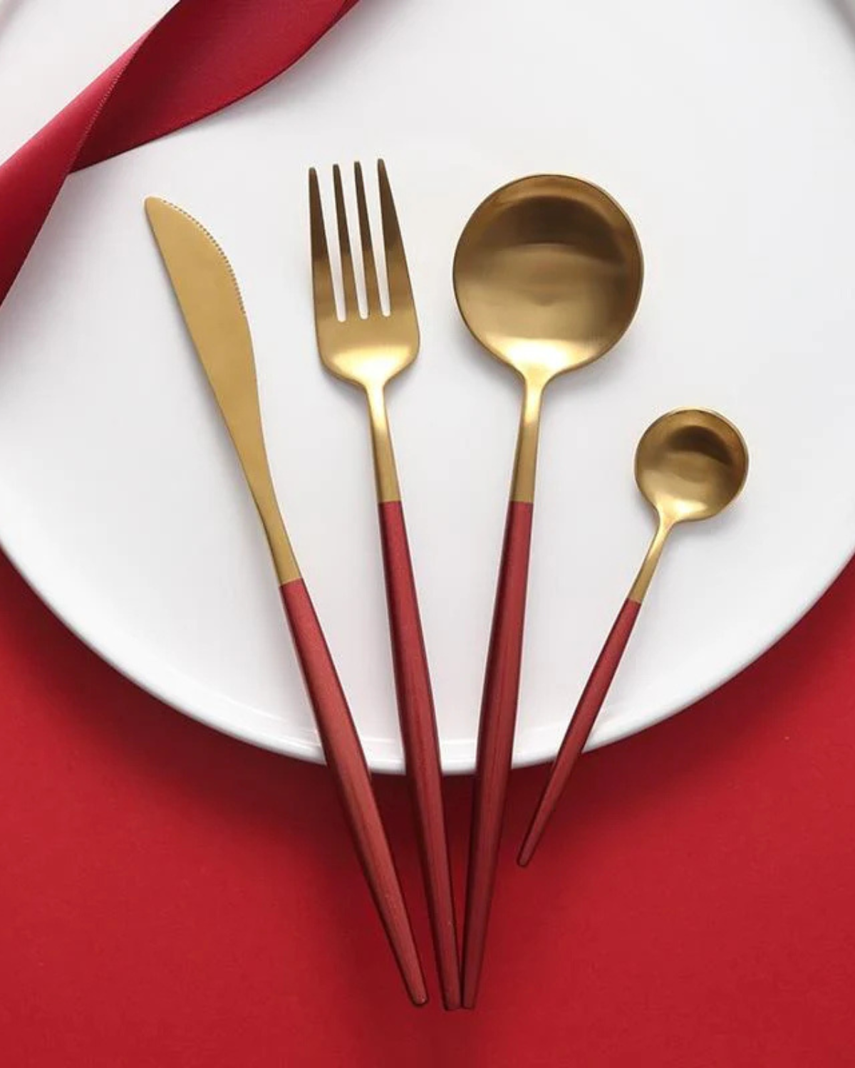 Carvallo Lumine – Lyxigt Bestickset med Guldaccenter och Matt Svarta Handtag Carvallo