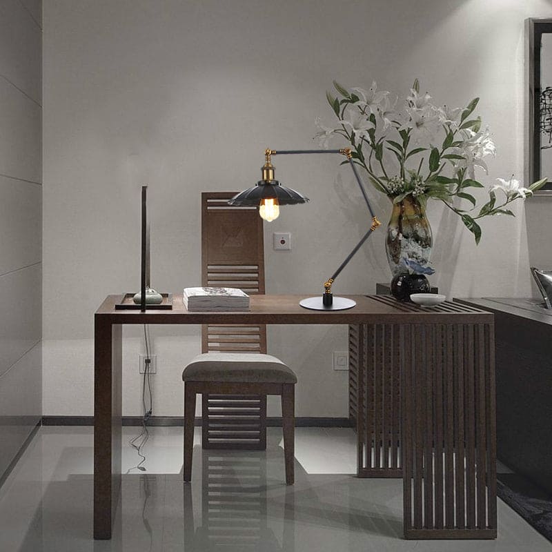 Justerbar vintage lampa med skulpterad metallskena för retrodekoration Carvallo