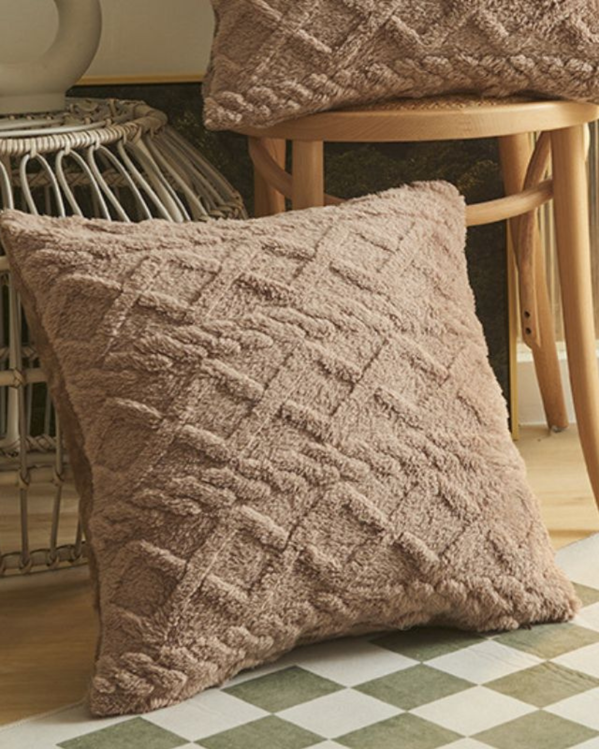 Carvallo – Lyxig Reliefkudde med subtil geometrisk design för en stilren interiör Carvallo