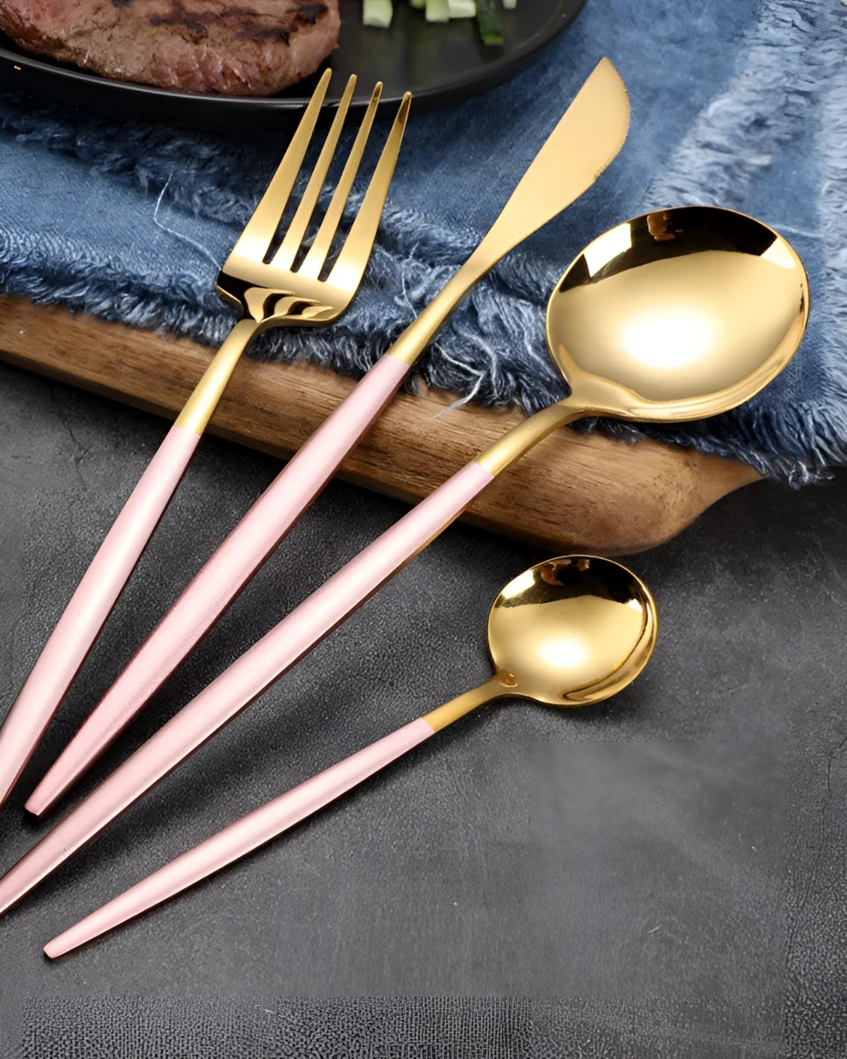 Carvallo Lumine – Lyxigt Bestickset med Guldaccenter och Matt Svarta Handtag Carvallo