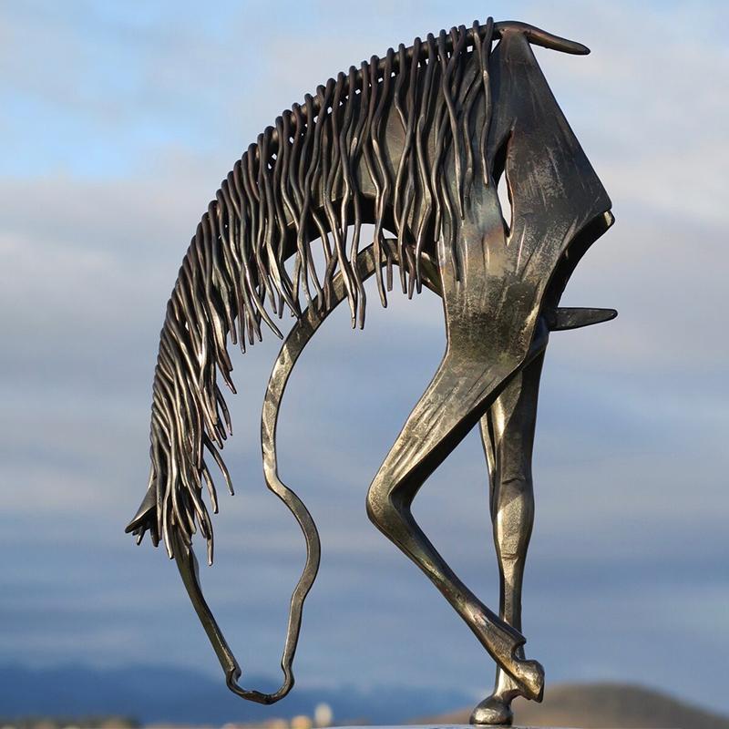 GallopGrace – Modern hästskulptur i harts MILA Sverige