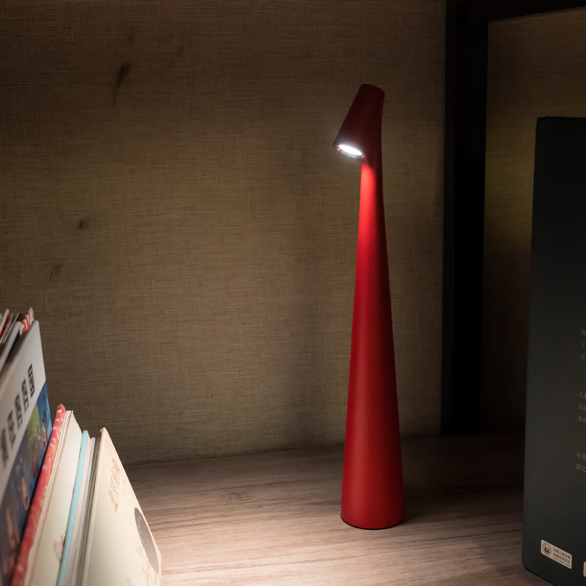 GlowContour – Stilren skrivbordslampa med skulpterad design Carvallo