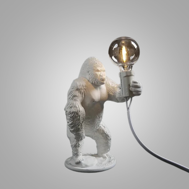 GorillaLux - Unik Gorilla Bordslampa | Modern Djurarmatur med Varm LED Belysning Carvallo