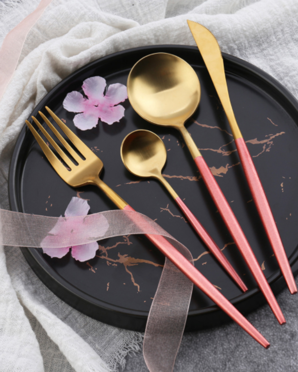 Carvallo Lumine – Lyxigt Bestickset med Guldaccenter och Matt Svarta Handtag Carvallo