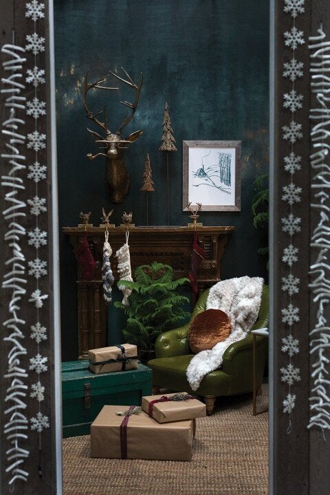 Väggdekoration med hjorthuvud i antik stil MILA Sverige