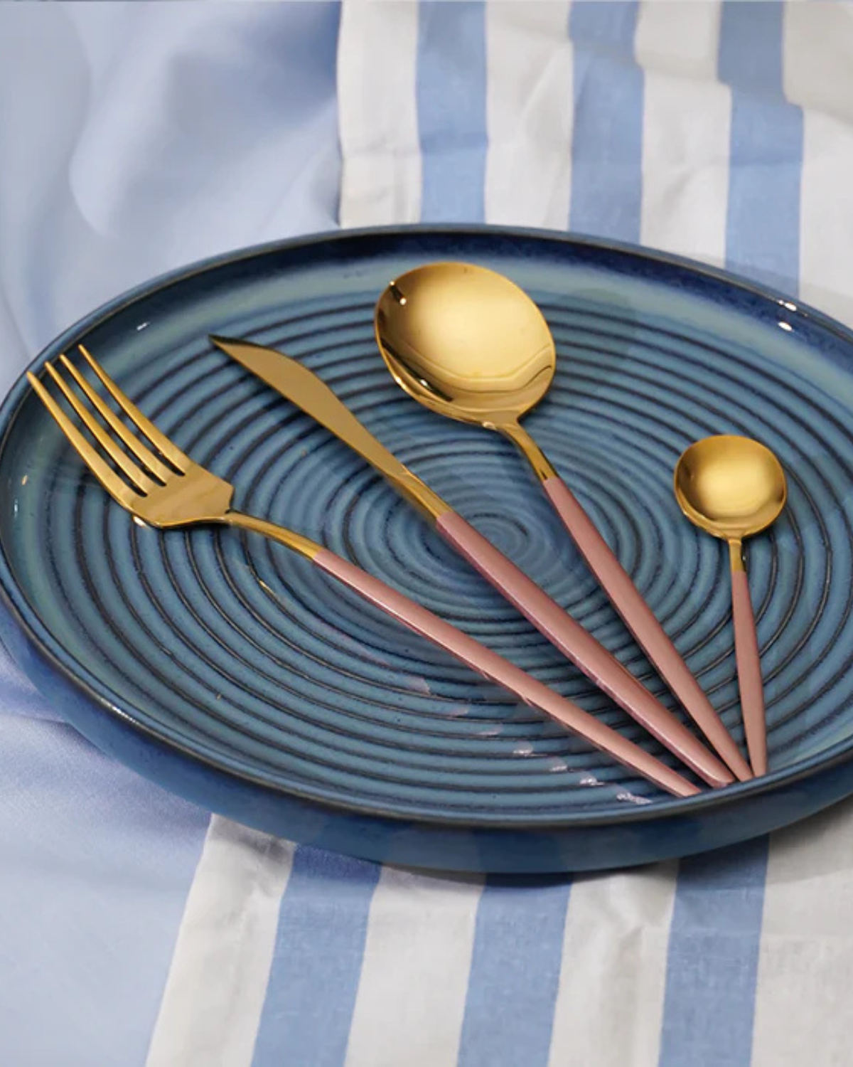 Carvallo Lumine – Lyxigt Bestickset med Guldaccenter och Matt Svarta Handtag Carvallo