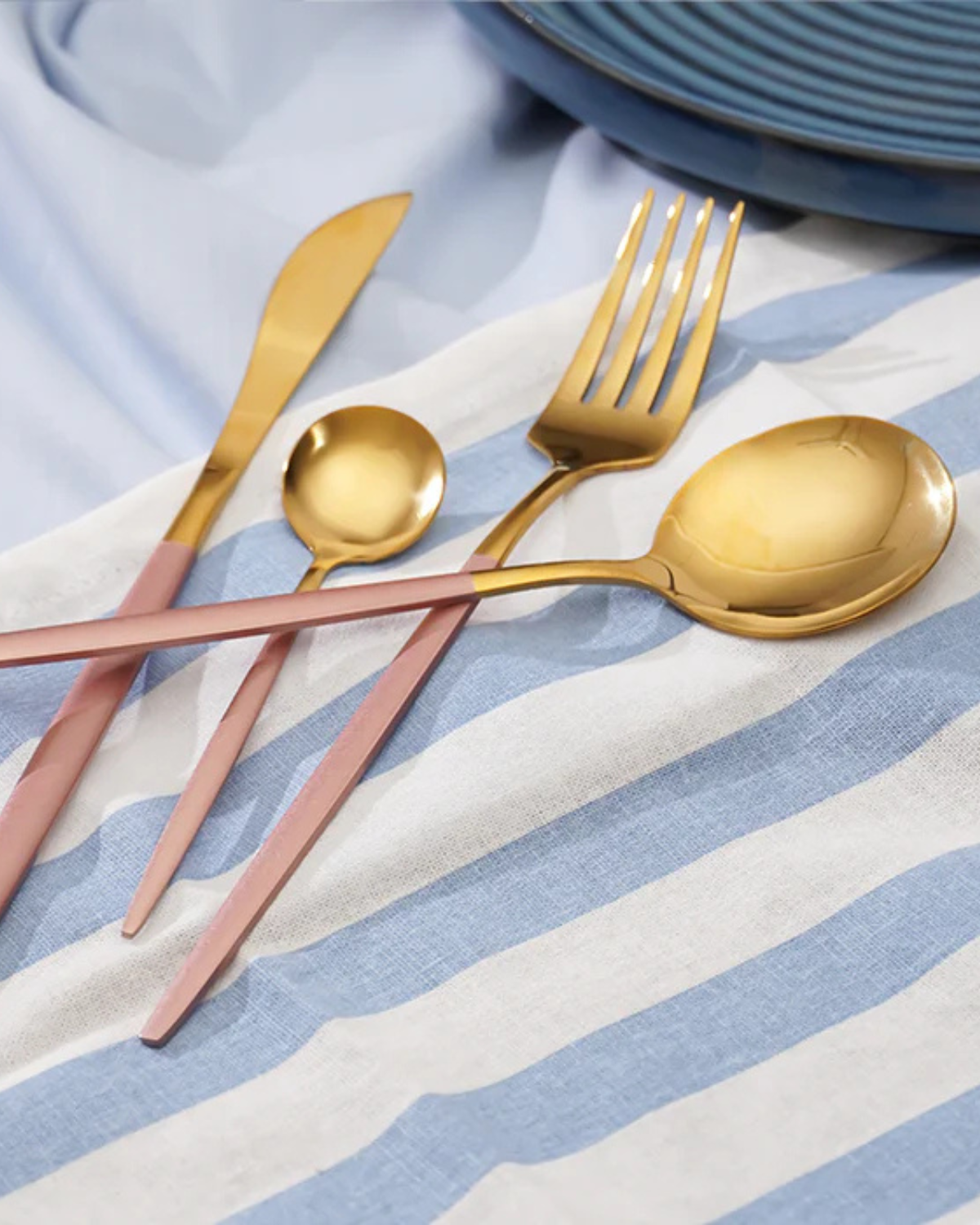 Carvallo Lumine – Lyxigt Bestickset med Guldaccenter och Matt Svarta Handtag Carvallo