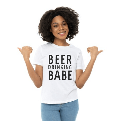 Öl drickande Babe Tee-Clothes for women-Hemnix-Vit-S-Hemnix