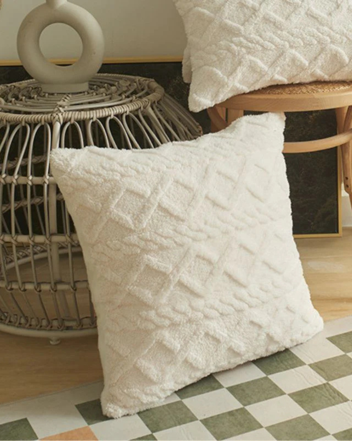 Carvallo – Lyxig Reliefkudde med subtil geometrisk design för en stilren interiör Carvallo