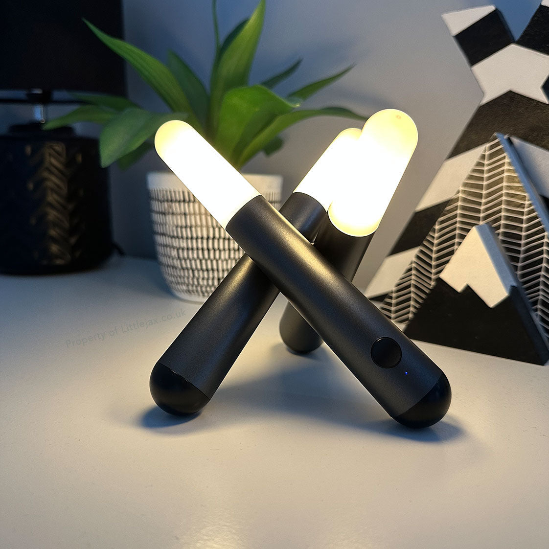 Elegant abstrakt triobordslampa – modern design med konstnärlig stil MILA Sverige
