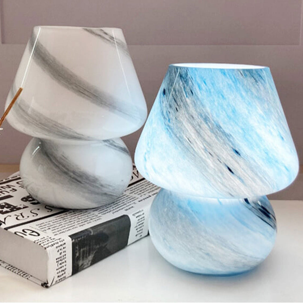 CosmoGlow Handgjord glasbordslampa – Planetinspirerad elegans MILA Sverige