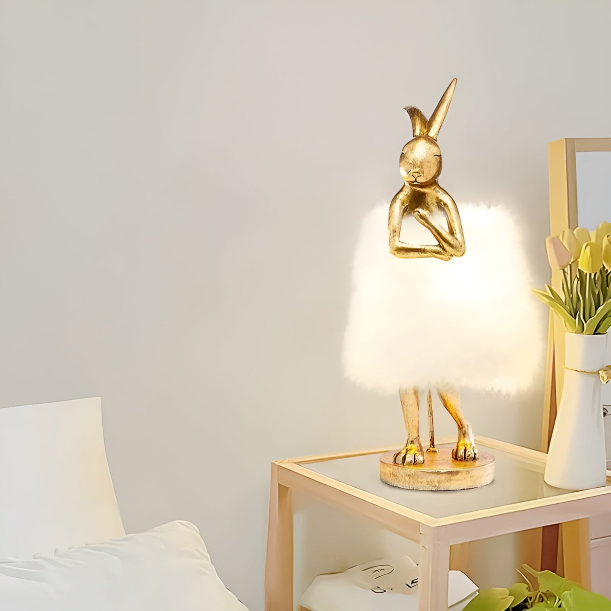 FluffRabbit Lampa - Elegant Kaninbordslampa med Fjäder Carvallo