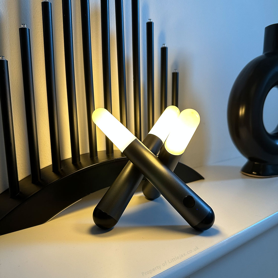 Elegant abstrakt triobordslampa – modern design med konstnärlig stil MILA Sverige