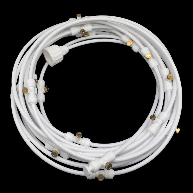 Sprinklersystem – Vattenslang med sprutmunstycken för svalkande uppfriskning i trädgården Carvallo