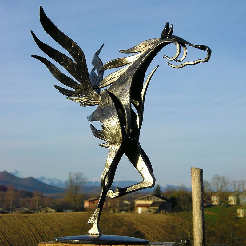 GallopGrace – Modern hästskulptur i harts MILA Sverige