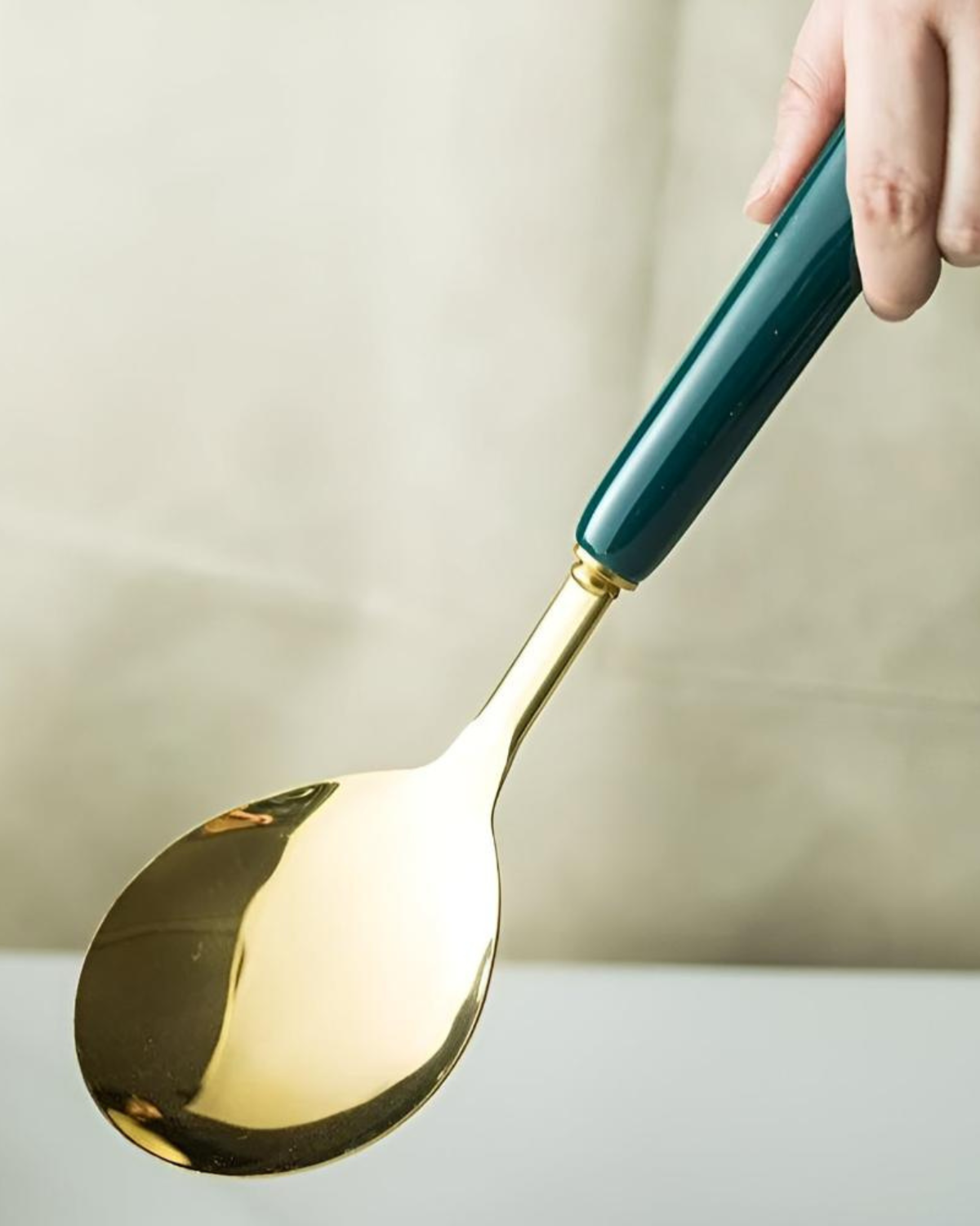 Éclat Gourmet – Lyxigt Kökstillbehör Set med Guld Finish & Smaragdgröna Handtag Carvallo