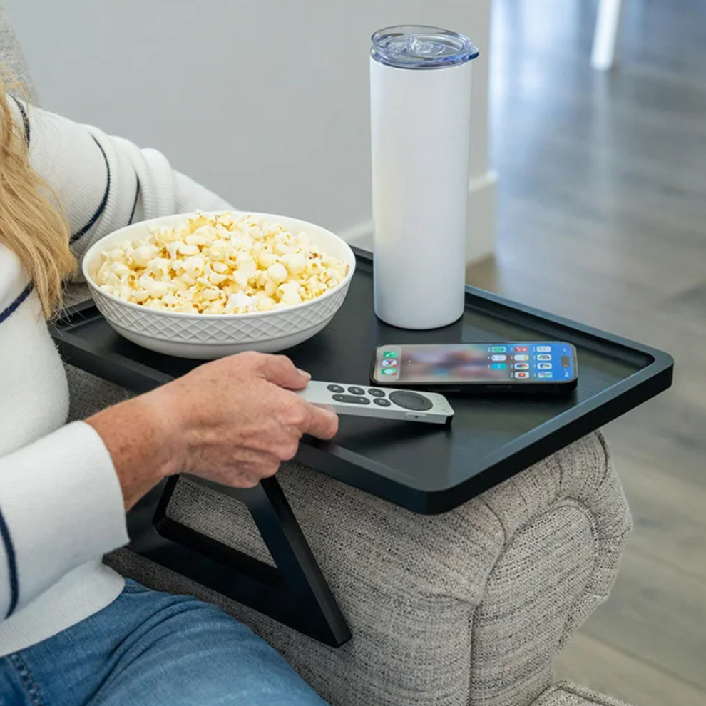 Carvallo – Justerbar bricka för soffarmar med rymlig yta för måltider Carvallo