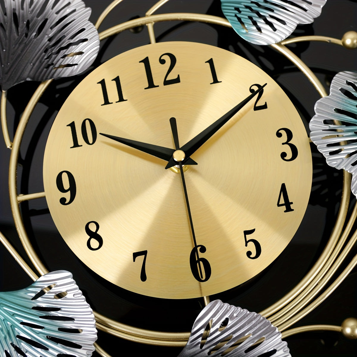 Metallisk Bladvformad Väggklocka - Tyst Mekanism, AA Batteri, Modern Minimalistisk Design Carvallo