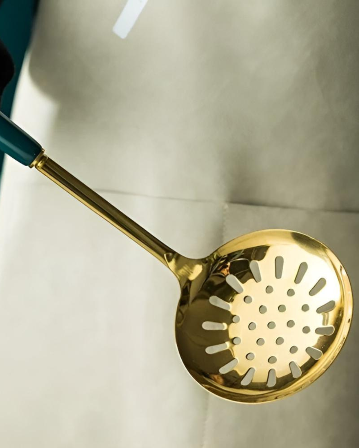 Éclat Gourmet – Lyxigt Kökstillbehör Set med Guld Finish & Smaragdgröna Handtag Carvallo