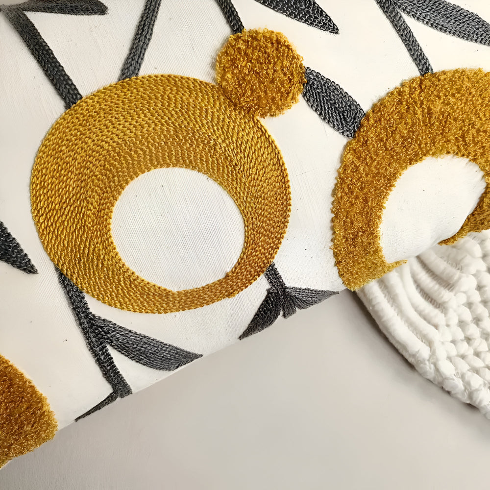 Bloom broderat kuddfodral – elegant blommig accent MILA Sverige