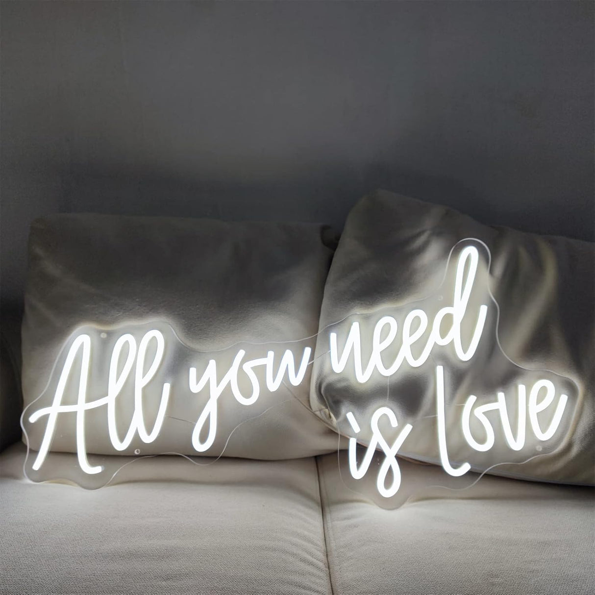 Neon skylt 'All You Need is Love' – Dekorativ LED väggbelysning för inomhusbruk Carvallo