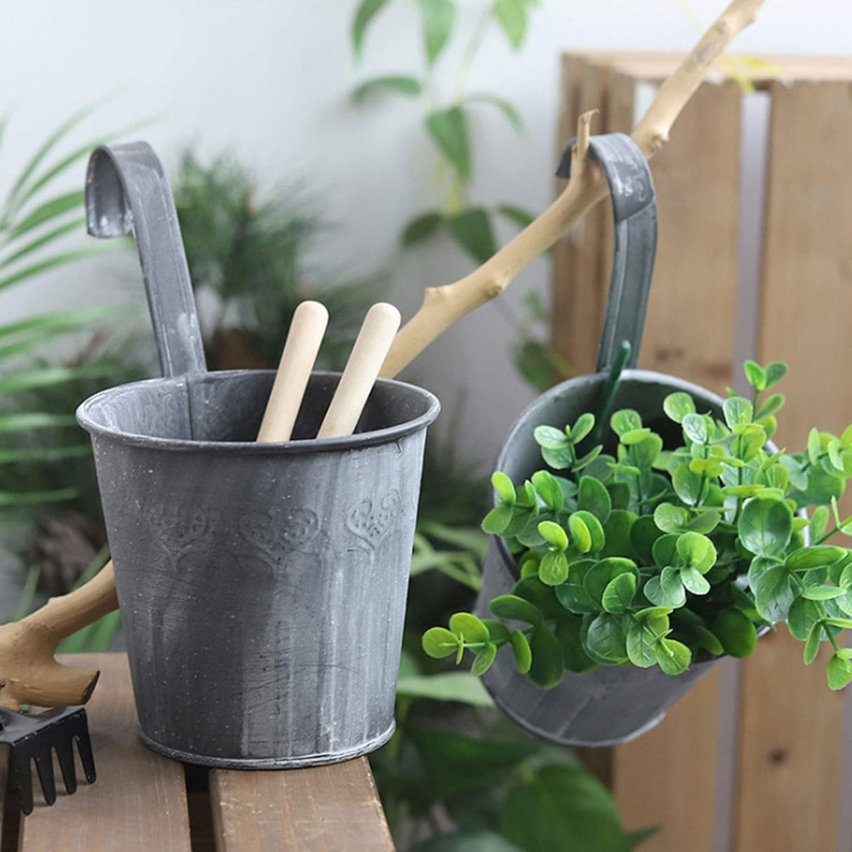 Hängande metallblomkruka i vintage design – Dekorativ blomkruka för inomhus- och utomhusbruk Carvallo